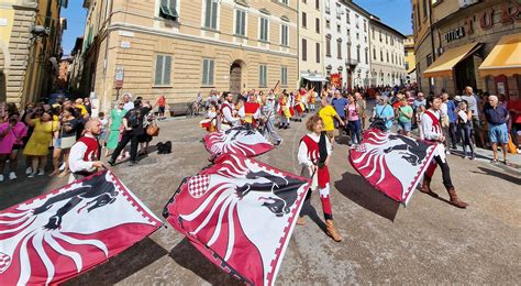 San Jacopo Scaccia La Pioggia Pienone Per Il Corteggio Storico Che