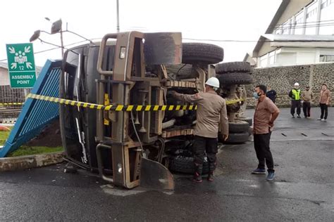 Rem Blong Dump Truck Tabrak Pagar PT Gudang Garam Di Gempol Radar Bromo