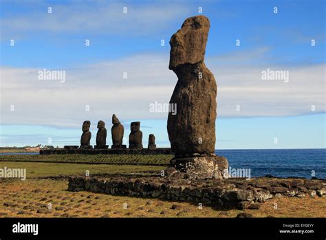 Easter island statues hi-res stock photography and images - Alamy