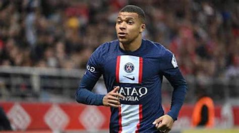 Kylian Mbappé dans les bras dAchraf Hakimi sa troisième jambe