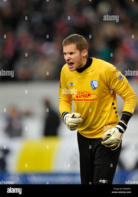 Goalkeeper Philipp Heerwagen, VfL Bochum, football club, directing the ...