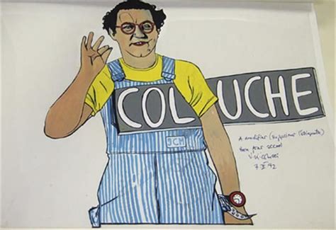 Portrait En Pied De Coluche En Tenue De Scène Avec Un Panneau Nominatif