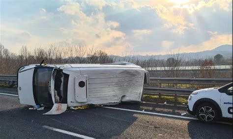 Tragico Scontro Tra Due Furgoni Sulla Al Confine Tra Campania E Lazio