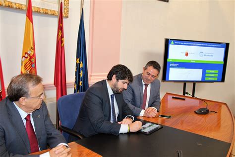 El Presidente De La Regi N De Murcia Fernando L Pez Miras Firma En