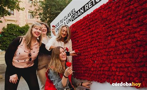 Cruz Roja Inunda El Centro De Claveles Rojos Por La Igualdad Y La