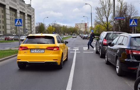 Parkowanie przed przejściem dla pieszych Kierowcy nagminnie robią to źle