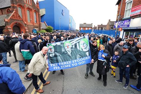 Nine powerful photos of Everton fans’ protest against board