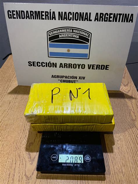 Un pasajero de ómnibus transportaba dos kilos de cocaína adosados al