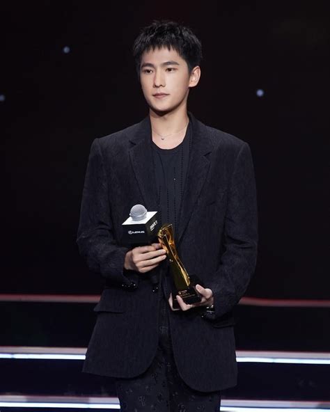 Yang Yang won “Outstanding Artist of The Year” (Mainland) at 2018 ...