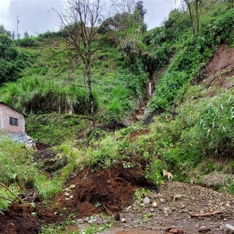 Fuertes Lluvias Y Deslaves Dejan Muertos En El Centro De Ecuador