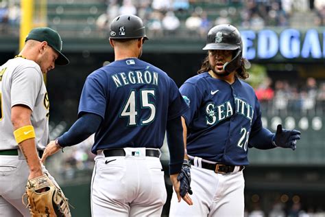 Seattle Mariners rally to beat A's 5-4, close out August with 21 wins