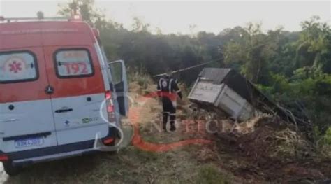 Goionews Colisão Frontal Entre Carro E Caminhão Deixa Uma Pessoa