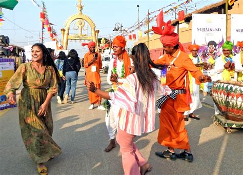 Faridabad Visitors Dance With Folk Artists At Surajkund Mela