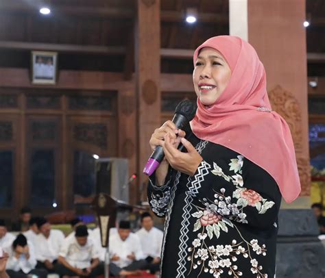 Gubernur Khofifah Terima Penghargaan Top Government Leader 2023