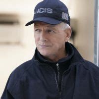 Torres Poignard Dans Ncis Wilmer Valderrama Oblig De Jouer Torse Nu