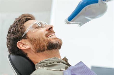 Premium Photo Handsome Joyful Male Patient Using Ultraviolet Lamp