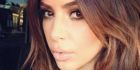 Kim Kardashian dévoile sa poitrine en lingerie nude