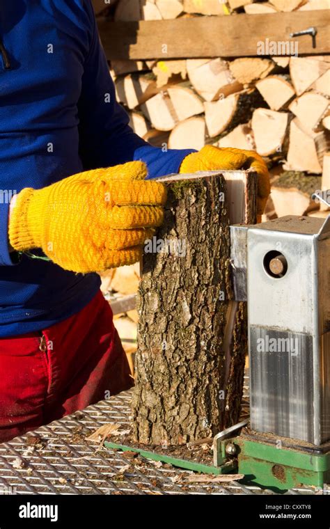 Wood Splitting Machine Hi Res Stock Photography And Images Alamy