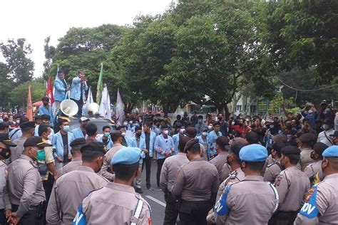 Mahasiswa Unri Demo Minta Polisi Tahan Dekan Fisip Tersangka Pelecehan