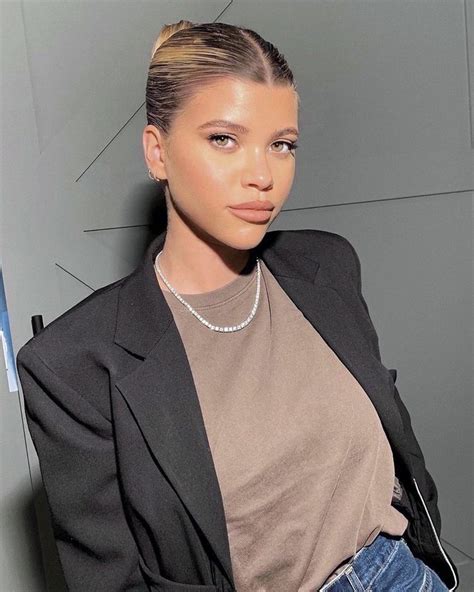 Pin De Ella On Mane En Ella Style Sofia Richie Pelo Rubio Con Raíces Oscuras Ropa De Oficina