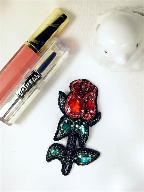 Создать мем "брошь из канители, брошь птичка на валдберис, помада nyx ...