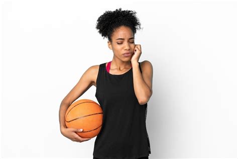 Joven Jugador De Baloncesto Mujer Latina Aislada Sobre Fondo Blanco Frustrado Y Cubriendo Las