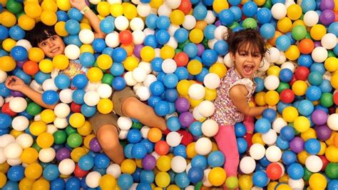 Brincando Na Piscina De Bolinhas Do Parquinho Escorregador Infantil