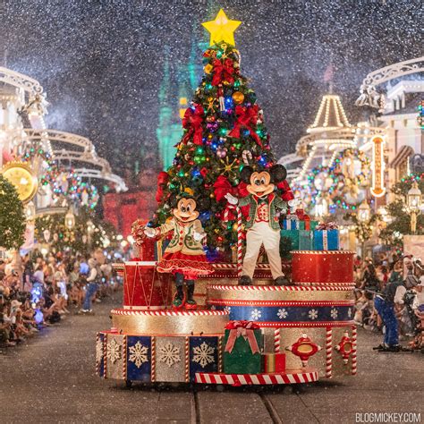 Mickey's Once Upon a Christmastime Parade at Mickey's Very Merry ...