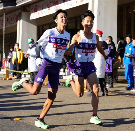 ＜第99回箱根駅伝・復路 小田原中継所＞7区・安原（右）にたすきを渡す駒大6区・伊藤（撮影・島崎忠彦） ― スポニチ Sponichi