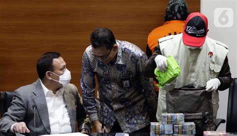 Foto Tumpukan Uang Barang Bukti Penangkapan Dan Penahanan Bupati Bogor