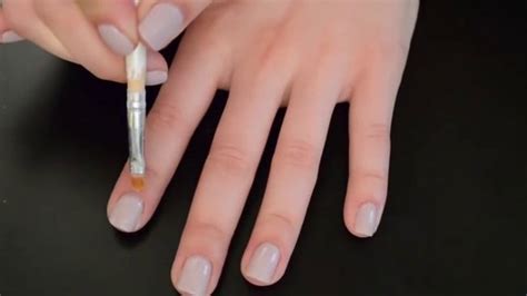 Comment bien mettre son vernis à ongles Minutefacile