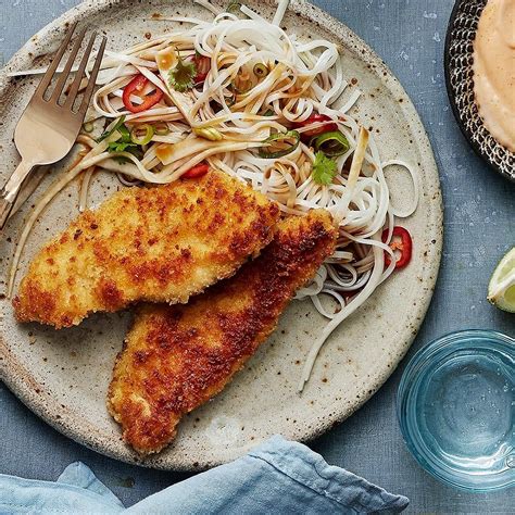 Kycklingschnitzel Med Nudelsallad Och Srirachamajo Recept Matrecept