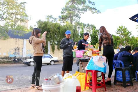 Cận cảnh cuộc sống của hot girl bán bánh tráng trộn gây bão cộng đồng mạng