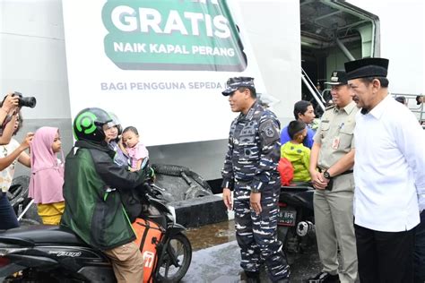 Sebanyak 861 Orang Dan 260 Motor Diangkut Kapal Perang TNI AL Mudik Ke