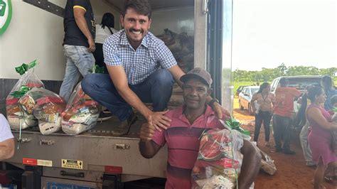 Thalles entrega cestas natalinas para famílias do Complexo Santo