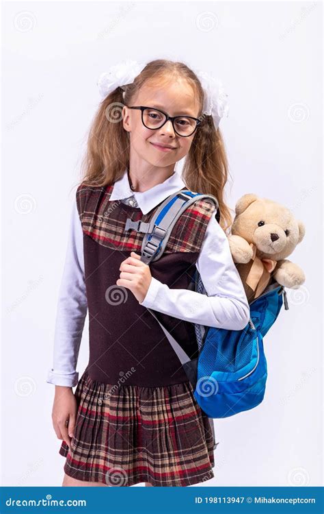 Une Petite Fille Dans Un Uniforme Scolaire Et Avec Un Sac à Dos De