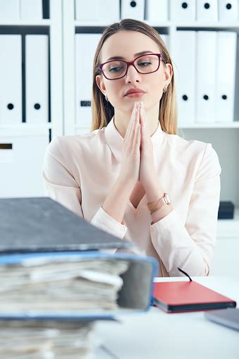 그녀의 직장에서 문서 더미를 보면서 기도 손 제스처를 하 고 스트레스 사무실 여자를 닫습니다 걱정하는에 대한 스톡 사진 및 기타