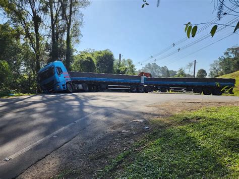 Carreta bitrem fica atravessada na pista após incidente em Nova Veneza