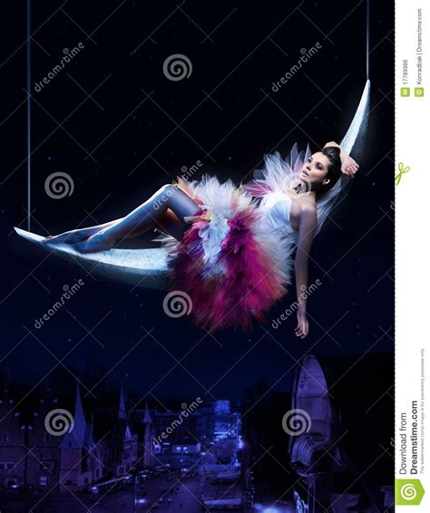 Brunette Que Encontra Se Na Lua Crescente Foto De Stock Imagem De Eleg Ncia Fofofo