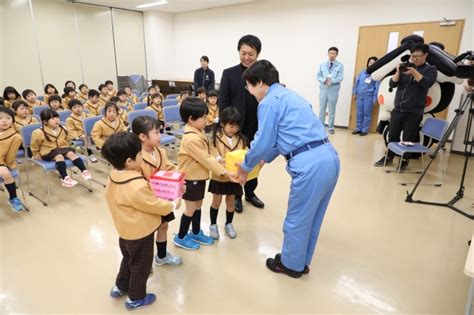 『子どもたちの立ち上がるチカラを育むためのふじおか幼稚園122に保育の一環で集めた寄付金を栃木市長へ直接献金しました』 2 フジテ