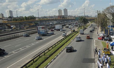 Via Dutra é interditada nos dois sentidos na Serra das Araras Motor Show