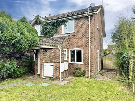 2 Bed Terraced House For Sale In Waltham Close Owlsmoor Sandhurst