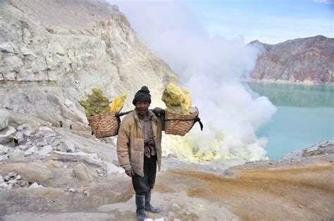 Шахтёр с серой, вулкан Иджен (Ijen) | Индонезия | фотографии к ...