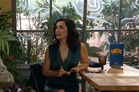 Rebecca Sarker De Emmerdale Se Desnuda Con Un Diminuto Bikini Blanco Mientras Se Toma Un