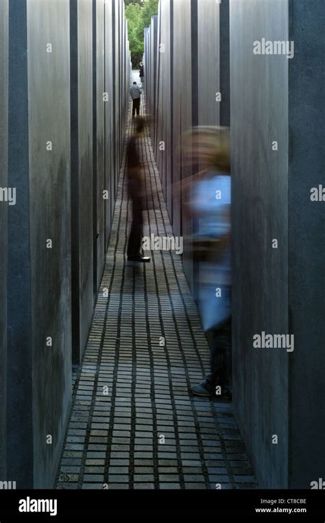 Besucher Das Holocaust Mahnmal In Berlin Stockfotografie Alamy