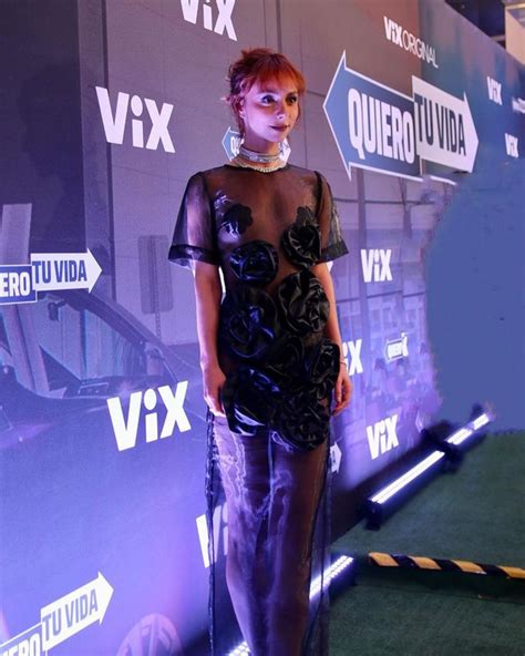 Natalia Téllez usó un vestido transparente que ni ella parecía cómoda