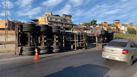 Carreta carregada cimento tomba em alça do Anel Rodoviário O Tempo