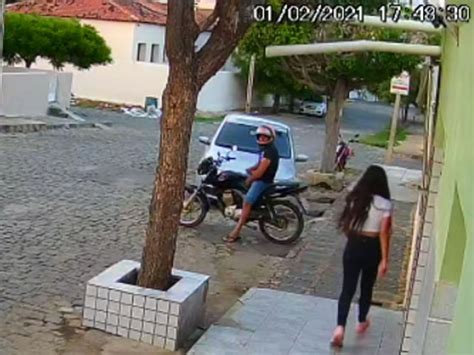 Homem Flagrado Se Masturbando Em Cima De Moto Na Frente De Mulheres