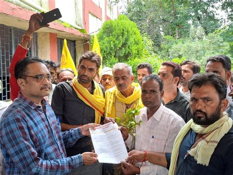 In Bina Farmers Submitted A Memorandum To The Naib Tehsildar बीना