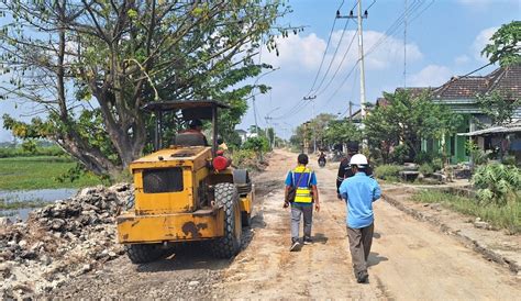 Pemkab Gresik Mulai Garap Rekonstruksi Jalan Banter Kalipadang Yang